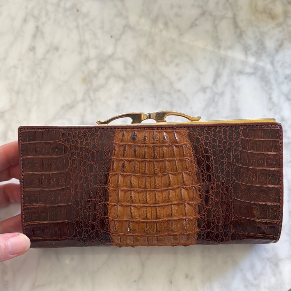 Elegant Brown Crocodile-Embossed Women's Clutch 1950’s vintage kiss closure